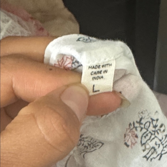 Doen Cream Blouse with Subtle Floral Pattern - Picture 5 of 5